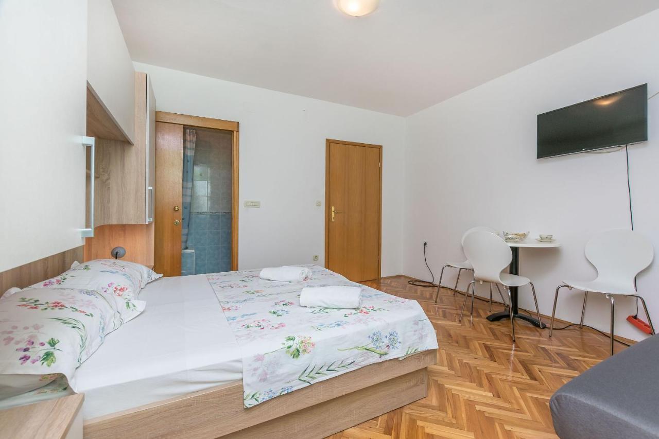Apartments And Room Nevenka Makarska Exterior photo